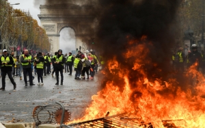 باريس تحترق مجددا: إجراءات حكومية صارمة:  إقالة رئيس الشرطة الباريسية ومنع التظاهر  في جادة الشانز ايليزي وعدد من المدن الفرنسية 