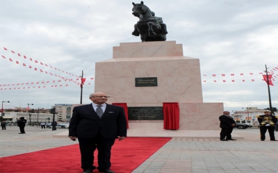 رئيس الجمهورية يشرف على إعادة تمثال الزعيم الحبيب بورقيبة إلى مكانه