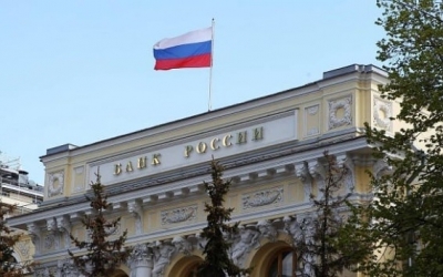 المركزي الروسي يرفع الفائدة إلى 12% للحد من تراجع الروبل