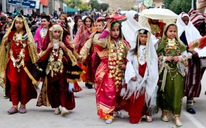 افتتاح مهرجان مطماطة الدولي: عروس الجبال «اثوب» ترقص تحت زخات المطر