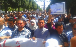 اشتباكات بين قوات الأمن ومسيرة المعطلين عن العمل في باب سويقة