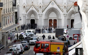 بدأت تتضح شيئا فشيئا بعض تفاصيل العملية الإرهابية المروّعة التي وقعت يوم الخميس في فرنسا وأسفرت عن مقتل ثلاثة اشخاص في كنيسة نيس،