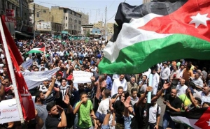 رغم استقالة رئيس الوزراء: استمرار الاحتجاجات في الأردن يلقي الضوء على أزمة اقتصادية خانقة 