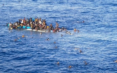 الأمم المتحدة تحث على التصدي بقوة لمهربي البشر بعد مأساة غرق سفينة