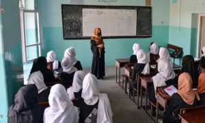 اعتقال مدرّس ندّد بمنع النساء من التعلّم في أفغانستان