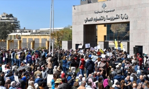 لبنان.. مئات المعلمين يتظاهرون لتحسين أوضاعهم المعيشية