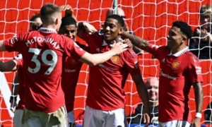 مانشستر يونايتد يتجاوز ولفرهامبتون ويقترب من التأهّل لرابطة الأبطال