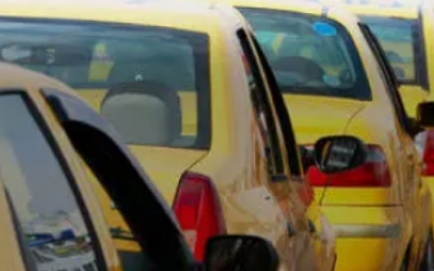 في وقفة احتجاجية: أصحاب سيارات التاكسي بقبلي يطالبون بتمكينهم من استعمال الغاز المدعم