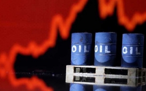 بيانات &quot;قاتمة&quot; عن التصنيع تهبط بأسعار النفط بأكثر من 1%