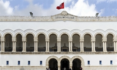 بعد منعهم من دخول المحكمة: صحفيون يحتجون أمام قصر العدالة