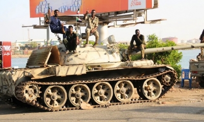الجيش السوداني يوافق على المساعدة في إجلاء الأجانب والقتال مستمر رغم هدنة العيد
