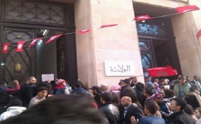 متقاعدون ينفذون وقفة احتجاجية أمام ولاية تونس