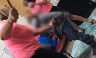إمرأة تتهم معلّمة بتعنيف ابنها وتروي تفاصيل الإعتداء الوحشي عليه
