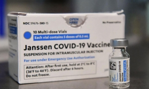 بعد التأكد من تسبب اللقاح في مضاعفات جانبية: وزارة الصحة تقرر تعليق استخدام «جونسون أند جونسون» وتنطلق في تجميع الكميات لاتلافها