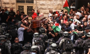 جرحى خلال اشتباكات مع جيش الإحتلال الاسرائيلي في جنين: تشييع جنازة الشهيدة شيرين أبو عاقلة على وقع رصاص الإحتلال 
