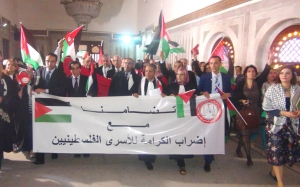 في وقفة تضامنية مع الأسرى الفلسطنيين:  محامو تونس بصوت واحد «فلسطين عربية لا حلول استسلامية»