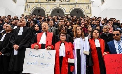 في الوقفة الاحتجاجية لجمعية القضاة التونسيين قضاة يطالبون بإعادة زملائهم المعفيين على مناصبهم