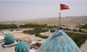 رفع &#039;&#039;راية الانتقام&#039;&#039; فوق مسجد جمكران في إيران بعد هجمات إسرائيلية