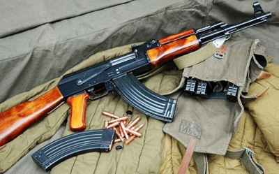 العثور على 10 مخازن لسلاح كلاشنكوف