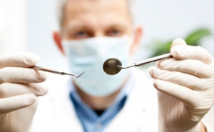 رغم تعهده بمراجعة الإتفاقية:  أطباء الأسنان يواصلون تعليق التعاقد مع «الكنام»