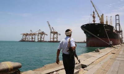 الحوثيون يخطفون سفينة تجارية في البحر الأحمر