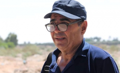 وصفها بالحركة الاحتجاجية الرمزية:  الكاتب محمد المهدي الدالي يحرق كتبه بيديه!