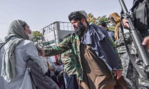 «طالبان» تمنع النساء من العمل في المنظمات غير الحكومية: مخاوف دوليّة من سياسات الحركة المتشدّدة ومن تأثيراتها على الحريّات 