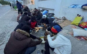 المتحدثة باسم الهلال الأحمر التونسي:  توفير مبيت لعديد المهاجرين من افريقيا جنوب الصحراء العالقين على الحدود التونسية الليبية