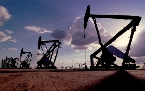 أسعار النفط ترتفع بنحو 1% في تعاملات جلسة الجمعة