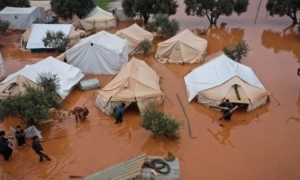 الأمطار الغزيرة تغمر مئات الخيم في إدلب