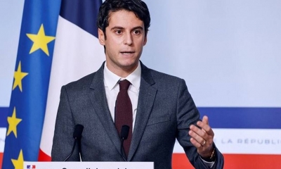 وزير التعليم الفرنسي يريد تجربة الزي الموحد في المدارس بعد حظر العباءة