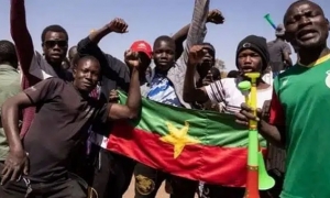 الآلاف يتظاهرون في بوركينا فاسو دعمًا "للسيادة" وللمجلس العسكري الحاكم