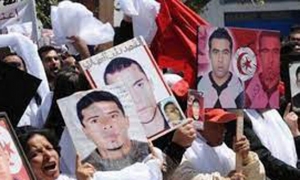 خلال ندوة صحفية: عدد من عائلات الشهداء وجرحي الثورة يتمسكون بالاعتصام إلى حين صدور مرسوم «العيش الكريم»