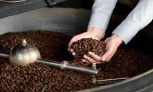 وزارة التجارة تحذر من القهوة المهربة وتشدّد على التزود من وحدات القلي المحلية