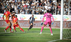 الجولة الثانية عشرة لبطوة الرابطة المحترفة الاولى  الافريقي و الملعب التونسي يتعثران و الترجي يحسم الكلاسيكو و يتصدر