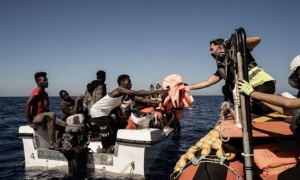 أزمة دبلوماسية بين فرنسا وإيطاليا حول موجات الهجرة: تداخل السياسة والعمل الإنساني يعيق حل مشاكل الإغاثة في المتوسط 