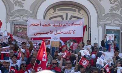شارع الحبيب بورقيبة: وقفة لعدد من أنصار مسار 25 جويلية رفضا لأي تدخل أجنبي في تونس