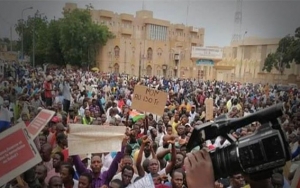 مظاهرة حاشدة في العاصمة النيجر تأييدا لقادة الانقلاب العسكري