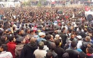 تواصل الاحتجاجات في الكاف وتطاوين: مسيرة على الأقدام، إعلان إضراب ومجلس وزاري مخصص لإيجاد الحل