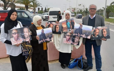 أمام قصر قرطاج : جمعية إنقاذ التونسيين العالقين بالخارج تنظم إفطارا جماعيا