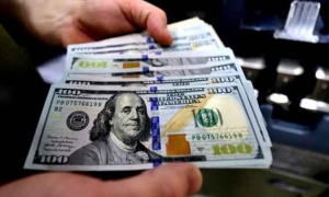 الدولار يضعف مع تراجع الطلب على العقود الآمنة