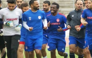 لاعبو الافريقي يضربون عن التمارين بينما توفر الجماهير المال