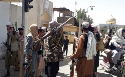 أفغانستان على صفيح ساخن: طالبان تتعهد بـ«السلام» والمجتمع الدولي يُشكك ويحذر