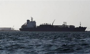 أمبري: سفينة تجارية تبلغ عن انفجارين غربي المخا باليمن