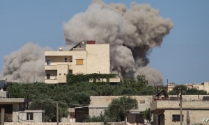 المرصد السوري : مقتل وإصابة 9 أشخاص في قصف جوي على إدلب