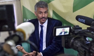 المعارض الجزائري رشيد نكاز يريد السفر إلى الخارج للعلاج