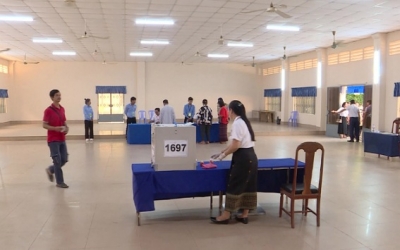 الكمبوديون يدلون بأصواتهم في انتخابات لا مفاجآت فيها