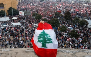 انهيار غير مسبوق لليرة اللبنانية وسط غضب شعبي عارم: لبنان أمام أسوإ أزمة اقتصادية وسياسية في تاريخه