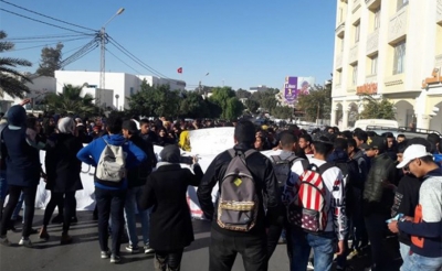 في ظل غياب الحل : الوزارة تلجأ الى حل الكتروني لتنزيل الأعداد:  التلاميذ يحتجون في مختلف الجهات .. والأولياء يعلنون عن يوم غضب
