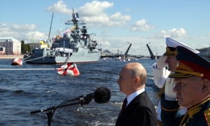 بوتين يستعرض البحرية الروسية ويعلن إضافة 30 سفينة للأسطول هذا العام